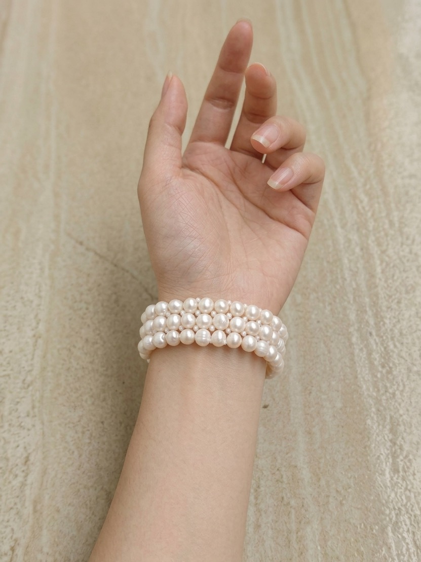 Rishu pearl bracelet